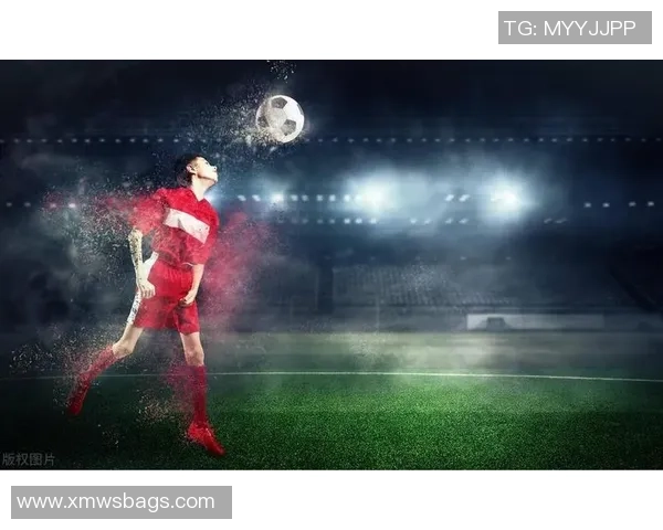 《从街头到绿茵场：足球巨星背后的奋斗与荣耀故事》